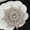 Designer Sier Überzogene Pins Männer Frauen Brief Strass Perle Brosche Abzeichen Party Schmuck Kleid Anzug Zubehör Liebhaber Geschenk 363