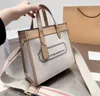 Luxurys Designers Bags Women Totes Leather Bagは高品質のリーダーのハンドバッグデザイナーを販売していますクロスボディチェーンコイン財布トート