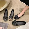 Kledingschoenen nieuwe casual vrouwelijke platte schoenen vierkant teen slip op vrouwelijke lefse schoenen vrouwelijke mode kwastje comfortabele platte schoenen zomerschoenen l230302