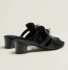 Yaz Lüks Kadınlar Şeker Sandalet Ayakkabıları Keçi Keçi Permabrass kaplamalı Kelly Buckle Flip Flops Lady Beach Terlik Üzerinde Kahverengi Beyaz Siyah Kayma