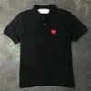Camisetas masculinas da marca de moda européia e japonesa clássica clássica com camisa de pólo de coração preto, casal de manga curta bordada e camisetas de algodão e mulheres
