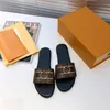 2023 designers kvinnor tofflor mode strand tjocka botten sandaler platt glider flip flops läder lås tillbehör alfabet lady plattform skor stor storlek