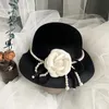 Boinas francesas Camellia Pearl Pequena perfumada Hepburn Black Top Hat Po Studio Retro Bridal Hatberets