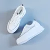 Modesportsko nya kvinnor casual skor vita sneakers mantrainer sommar ihåliga inre höjande sneakers 12