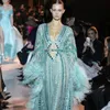 2023年のZuhair Muradブランドの最新の発売時にスパンコールと羽の緑のイブニングドレスを着る