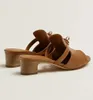 Yaz Lüks Kadınlar Şeker Sandalet Ayakkabıları Keçi Keçi Permabrass kaplamalı Kelly Buckle Flip Flops Lady Beach Terlik Üzerinde Kahverengi Beyaz Siyah Kayma