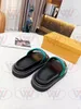 2022 Kudde Flat Comfort Slippers Slides Sandaler Beach Shoes Den mjuka nedfyllda remmen Kvinnor STORLEK 35-42