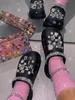 Tofflor kvinnor med charms strass smycken dekoration trädgårdskor platt sandaler flip flops kvinnlig avslappnad y2302