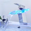 Banyo Lavabo Muslukları LED Havza Musluğu Pirinç Şelale Sıcaklık Renkleri Değiştirme Mikser musluk güverte monte edilmiş yıkama cam musluklar