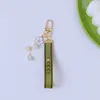 Keychains Lanyards Trendy Keychain 럭셔리 디자이너 키 펜던트 키 버클 클래식 레터 패브릭 진주 체인 4 스타일 고품질 키 체인 장식품