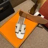 Top H Sandale Beroemde Designer Dames Sandalen Zwart Brown Lederen Plat Slippers 2023 Roze Wit Green Beige Luxury Slides Summer Indoor Buiten Beach Sandales Vrouw