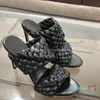 Sandales de créateurs pour femmes Talons hauts tissés Curve Sandals Bout en amande allongé Mules de créateurs de mode de luxe pour femmes chaussures à talons hauts si325y 05