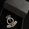 Luksusowe pełne diamentowe litery Crown Pins broszki mężczyźni Kobiety projektant marki srebrna broszka biżuteria