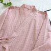 Kadın pijama kadınları erkekler yaz pamuklu ekose pijama seti kısa kollu gevşek bornozlar v yaka Japon kimono homewear çift retro