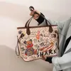 Totes Moda Hombro Tote Bag Cubo Graffiti Oso Patrón Marca de lujo Diseñador Bolsos Gran capacidad Compras Mujer s Y2302