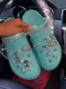 Tofflor kvinnor med charms strass smycken dekoration trädgårdskor platt sandaler flip flops kvinnlig avslappnad y2302