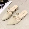 Kapcie buty na pokrywę palców żeńskie muły kwadratowe obcasy luksusowe slajdy 2023 Summer Mules Designer Podstawowy ytmtloy Indoor Sexy