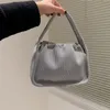 2023 NOUVEAUX sacs sous les aisselles pack texture de tissu tricoté pochette femmes pochette en cuir sac à main bas lettres décor fronde pack fourre-tout femme portefeuilles