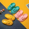 Supper Summer Kids Animal Kaptary miękkie buty na plaży na świeżym powietrzu dla dziewcząt chłopięcy buty do łazienki domowe kapcie a164 T230302