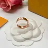 Мода V-форма гравийное обручальное кольцо популярное дизайнерское кольцо 18 тыс. Золото.