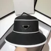 Luxe merk bucket hat Nieuwe eenvoudige en veelzijdige zwart-wit stro geweven basin hats modieuze Europese Amerikaanse omgekeerde driehoek zonneklep zomerreizen