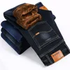 Мужские джинсы бренд зима теплый стекает джинсовая джинсовая джинсовая джинсовая джинсовая мастерская флисовая линия мужские джинсы черные синие цвета 230302