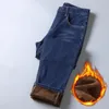 Мужские джинсы бренд зима теплый стекает джинсовая джинсовая джинсовая джинсовая джинсовая мастерская флисовая линия мужские джинсы черные синие цвета 230302