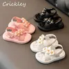 Sandalen 2022 Designer Flowers Solid Girl Sandals Summerals Summer Beach Toddler Kids Prinsesschoenen Waterdichte zachte zool PVC Kinderen Sandalen R230220