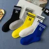 Printemps nouvelles chaussettes pour femmes rue hip-hop skateboard chaussettes de sport coton deux barres tube chaussette mode lettres femmes chaussette 5 paires