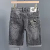 Herren-Jeans, Designer-Fünf-Punkt-Jeansshorts, dünne, bestickte Sommerhose für Herren in Wasserwaschung, rauchgrau, M7RM