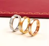 Anel de amor Anéis de designer para mulheres e homens Anel de casamento Banda de ouro Acessórios de joias de luxo Aço de titânio banhado a ouro Nunca desbota Not297G