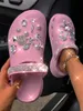 Tofflor kvinnor med charms strass smycken dekoration trädgårdskor platt sandaler flip flops kvinnlig avslappnad y2302