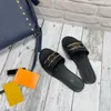 2023 designers kvinnor tofflor mode strand tjocka botten sandaler platt glider flip flops läder lås tillbehör alfabet lady plattform skor stor storlek