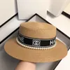 2022 Diseñador sombrero de paja marca carta gorra mujer primavera y verano letras de perlas versátiles sombrero de copa plano Japonés ala grande Protección solar Sombreros de playa muestra cara pequeña