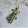 Mode Keychains Luxurys Designer Golden Buckle Nyckelringar för kvinnors väskor Ladies Gilrs Lovers Casual Pearl Green Keyring Lanyards