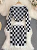 カジュアルドレス秋の女性編みドレス2023レトロセクシーな黒の白い格子縞のコントラストvネックウエストクロージングベスティド