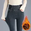 Kvinnors jeans vinter förtjockar varm smal denim leggings retro mager blyertsbyxor avslappnade överdimensionerade 26-38 elastiska midja sammet fodrade jeans 230303