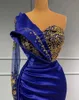 Koninklijke blauwe avondjurken met gouden kralen kristallen vintage één schouder lange mouw plooien satijn lange prom jurken Arabische vestido