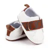 Noworodka pierwsza spacerowiczów klasyczne buty dla niemowląt chłopcy pu skórzane buty miękkie samotne niemowlęcia trampki