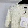 Kvinnors tröjor Designer Brand Luxury Pearl Embellished Crew Neck Pullover Tröja Spetstyg Hål ut präglad design Långa ärmar Knitkläder