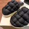 Dames dik zolen slippers buiten strand slippers dames massieve kleur weven sandaalontwerper wig pluizig resort paren mode schuifregelaars sandaal 44