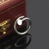 2023 Novo anel de casal de moda de moda de moda de unhas do novo 18k para menu para menwomen clássico de designer de marca rings jóias de aço inoxidável290e