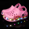 Slipper NSOH Kids Kaptuki Świeznięcie LED Buty ogrodowe dla dzieci Eva Materiał Wygodne chłopcy Dziewczęta Kappy Zniszczające dla dzieci buty dla dzieci T230302