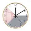 壁の時計ピンクと灰色の幾何学的ミニマリストラウンドクロックスカンジナビアのマルチカラー木製フレーム付きシンプルなデザインウォッチ