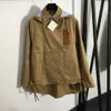 23 Deigner Brand Femmes Trench Coat Fahion Plicing Deign Court Devant Long Dos Revers Long Leeve Sweat À Capuche Hort Coupe-Vent Manteau le Chapeau I Détachable