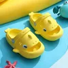 Slipper Kids Sandals 2022 Summer Cartoon Shark Slippers Boys Girls Eva Mute Badrumskor Antiskid Barn Tjock Bottenstrand Slipper T230302