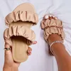 Тапочки Женщины плизили летние женские туфли.