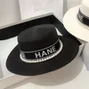 2022 Tasarımcı Hasar Şapkası Marka Mektubu Kapağı Kadın İlkbahar ve Yaz Çok yönlü İnci Mektupları Düz ​​üst şapka Japon büyük ağzı güneş koruma plaj şapkaları küçük yüzü gösterir