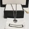 Högkvalitativ designer Pendant Necklace Classic Luxury G Necklace Women's Alphabet Halsband Luxur Design Syckel Valentins dag gåva som inte är blekande Hypoallergenic