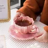 Koppar tefat designar kronblad kaffekopp och tefat pärla vit rosa blå keramisk dryck te hemfest bröllopsdekor gåva till henne